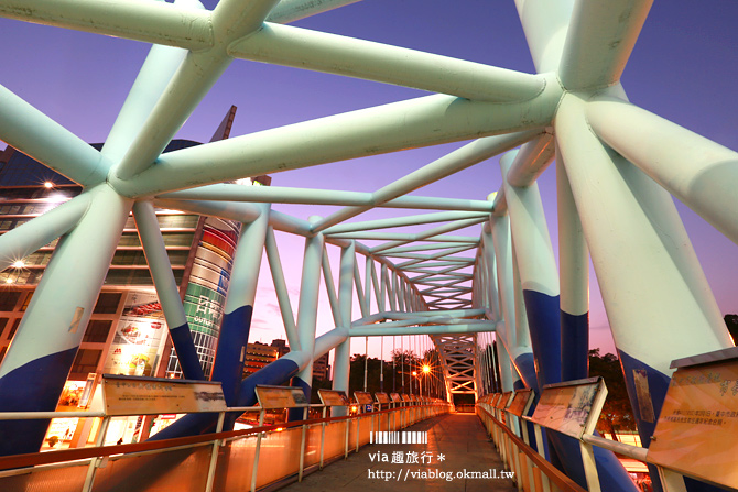 台中市景點》台中日曜百貨、台中公園旁天橋上璀璨夜景照片