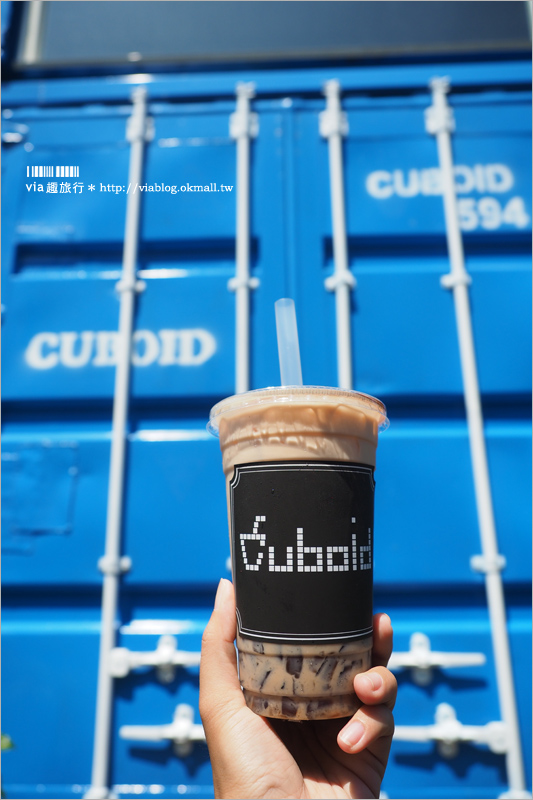 台中貨櫃屋》台中拍照景點～又一新亮點！「Guboid茶予茶貨櫃冰飲(已歇業)」整排藍色貨櫃屋好搶眼！