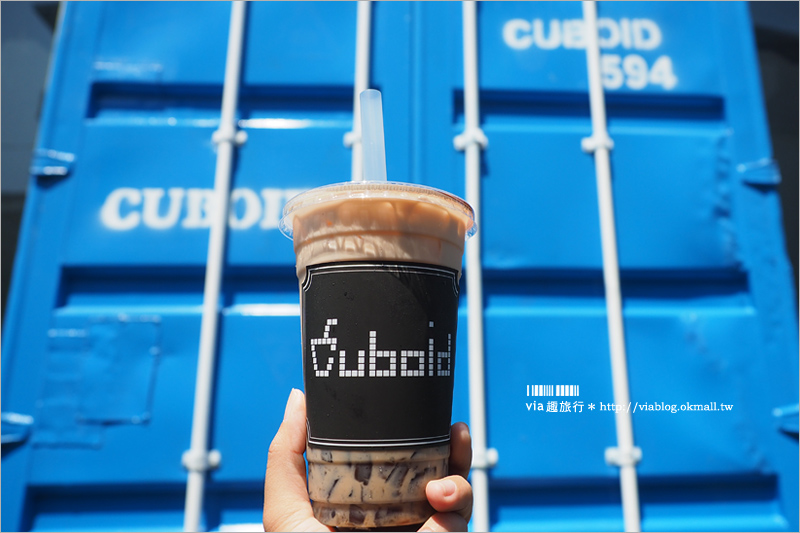 【台中貨櫃屋】台中拍照景點～又一新亮點！「Guboid茶予茶貨櫃冰飲(已歇業)」整排藍色貨櫃屋好搶眼！