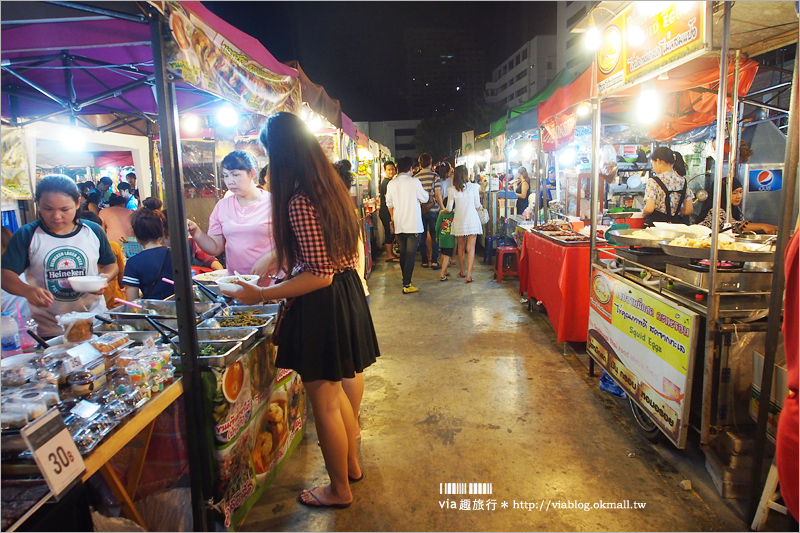 曼谷夜市》拉差達火車夜市～地鐵可到好方便！龍蝦麵、大碗麵、大碗冰這裡通通有！
