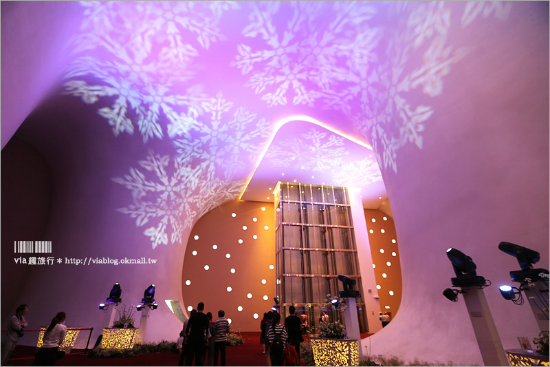 台中國家歌劇院》聖誕燈光秀(已撤展)～搭配聲光效果的精彩演出免費看，濃濃的耶誕味陪你過節趣！