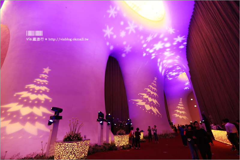 台中國家歌劇院》聖誕燈光秀(已撤展)～搭配聲光效果的精彩演出免費看，濃濃的耶誕味陪你過節趣！