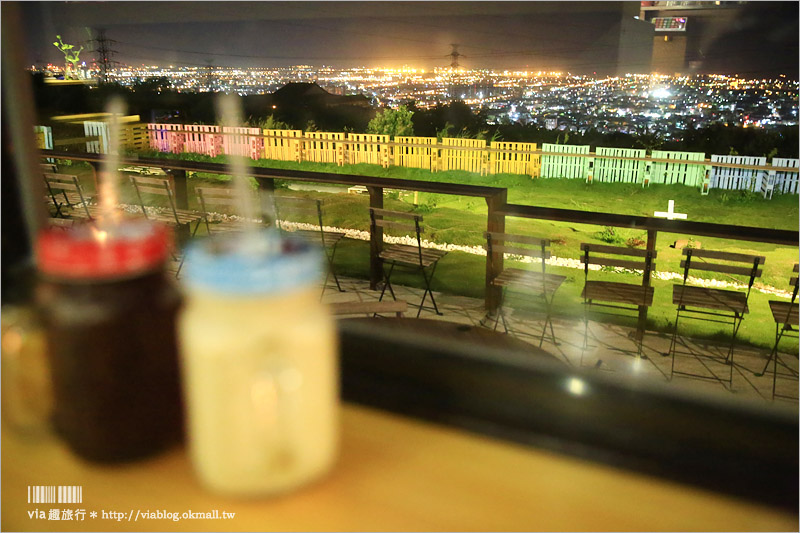 台中景觀餐廳》約會去！TWO兔CAFE～夢幻百萬夜景＋彩虹柵欄的迷你貨櫃咖啡館！