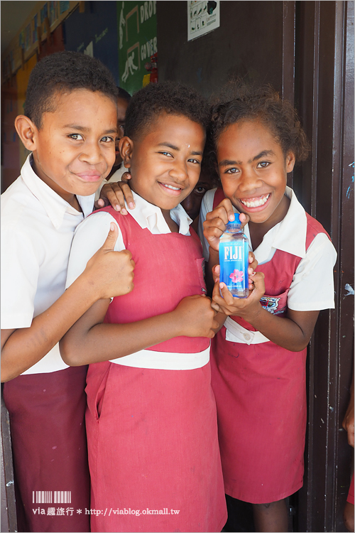 斐濟旅遊》FIJI Water斐濟水～直擊當地工廠實況！走入校園和村落居民生活之中，看見斐濟式的燦爛笑容！