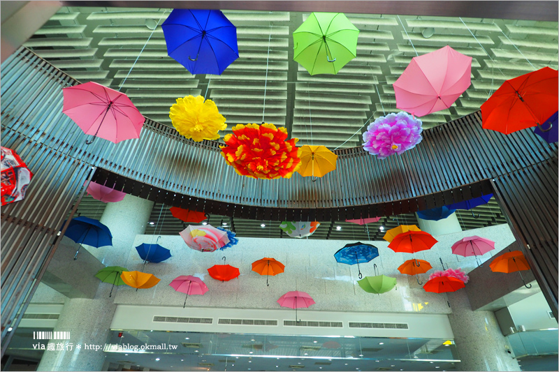 台中景點》台中太平屯區藝文中心～傘花朵朵開！繽紛的七彩傘花，白天夜晚都好好拍！