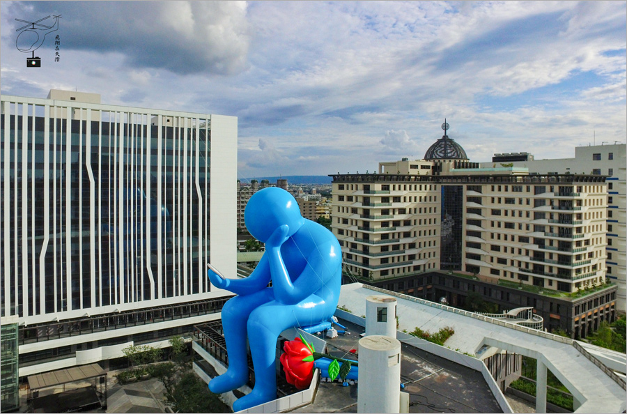 台中藍色巨人》台中軟體園區～DALI ART藝術廣場-藍色巨人玫瑰花現身台中啦