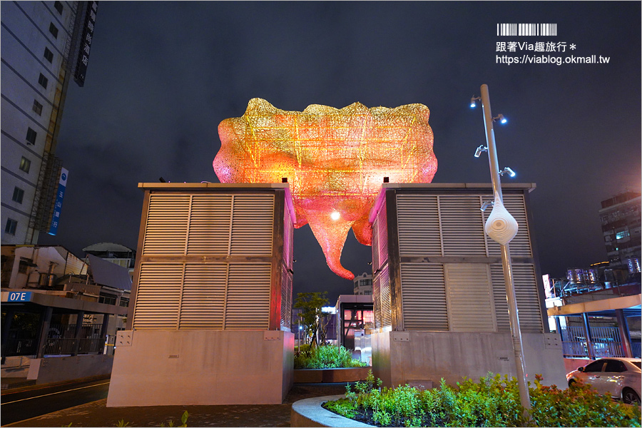 台南景點》海安路「街道美術館」～新亮點！變身大型戶外藝術館，夜裡發光更夢幻！