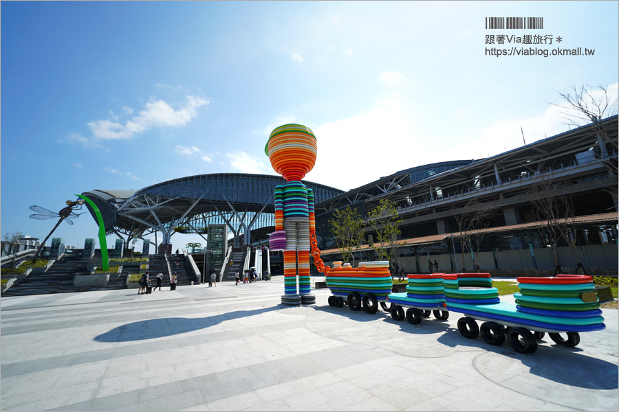 台中火車站》新台中火車站變熱門打卡景點～快樂小童、水逗娘等公共藝術好好拍！