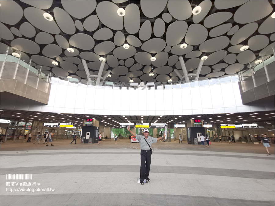 高雄車站》打卡去～全新打造未來感十足的新高雄車站～荷蘭團隊打造天井帷幕好壯觀！
