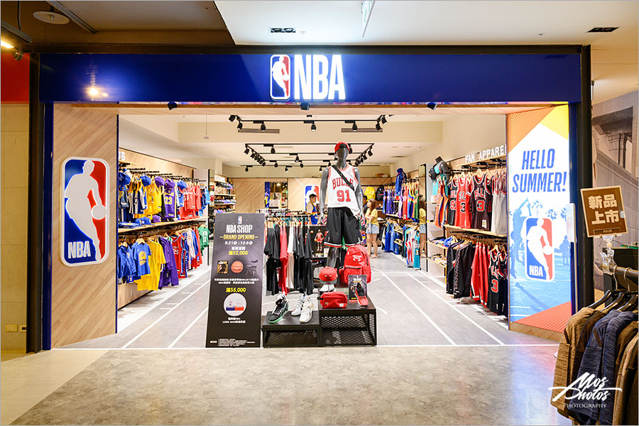 NBA球迷必看》NBA Store台南新光店全新開幕～各球隊球衣、PUMA籃球鞋、Herschel包包…各式NBA周邊商品這裡買！！