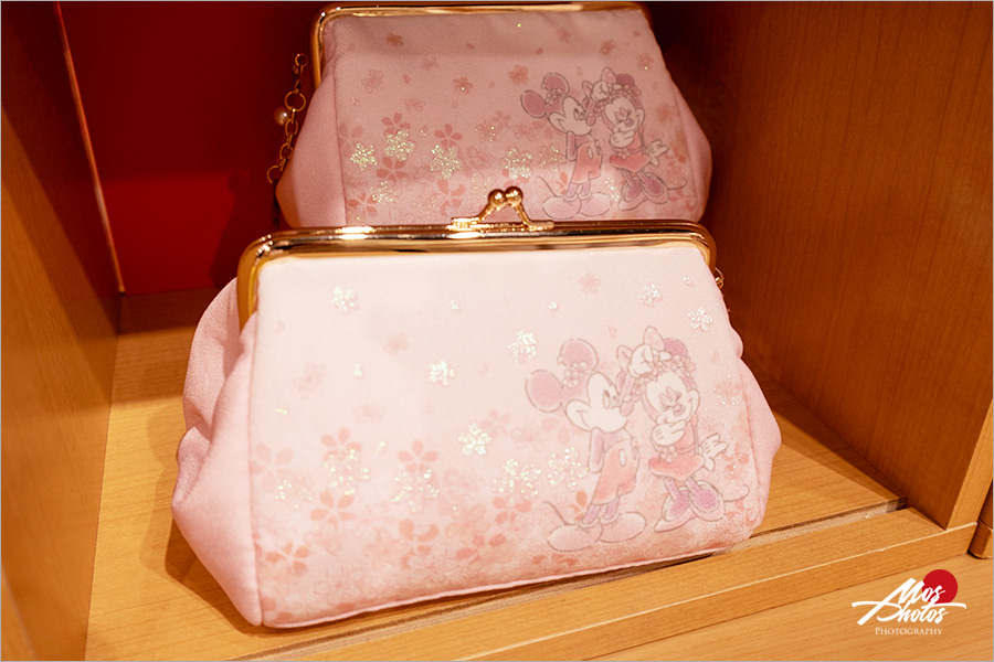 日本迪士尼商店》粉紅迪士尼家族來囉！！最新粉嫩櫻花款～粉紅控的旅人快點來收集！