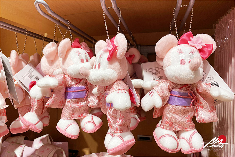 日本迪士尼商店》粉紅迪士尼家族來囉！！最新粉嫩櫻花款～粉紅控的旅人快點來收集！