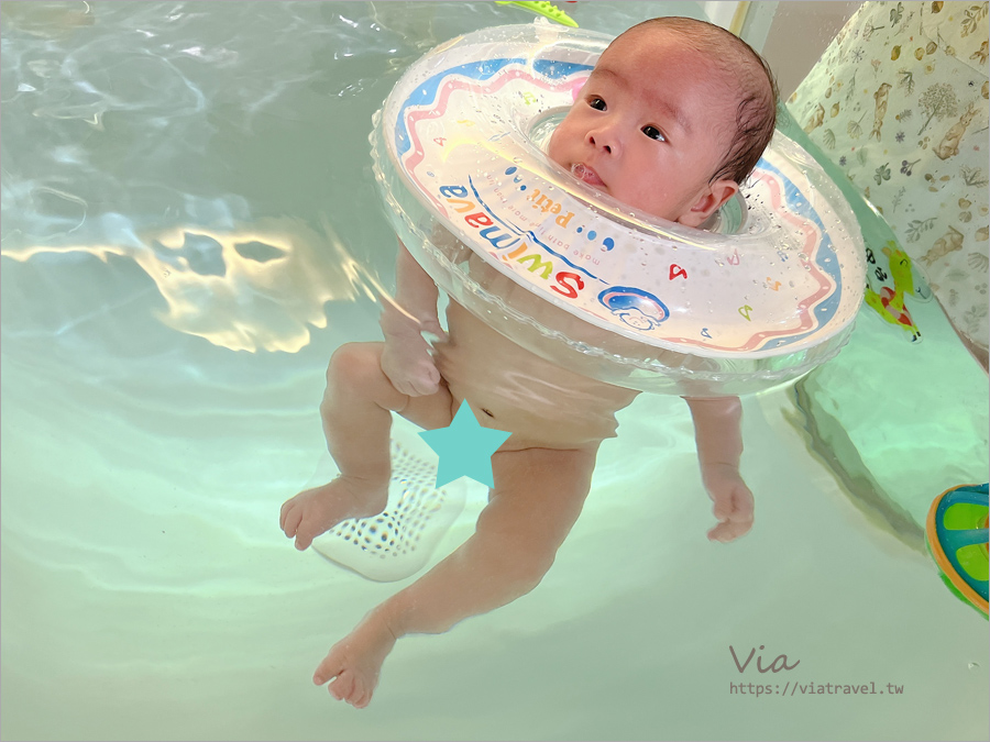 寶寶游泳》超可愛！圖爆多！二個多月大的Ｑ寶游泳初體驗全記錄～游學寶寶台中南屯館