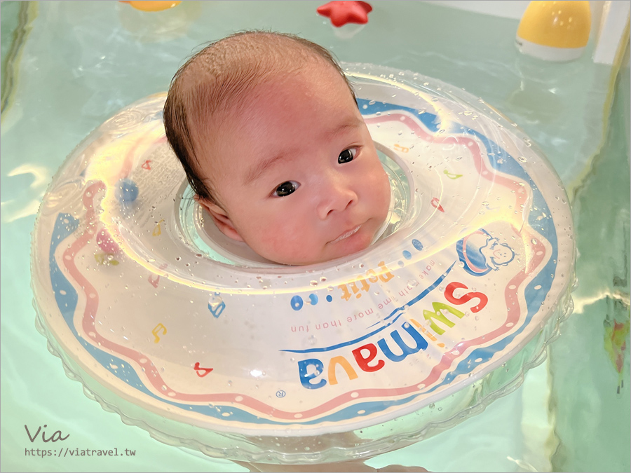 寶寶游泳》超可愛！圖爆多！二個多月大的Ｑ寶游泳初體驗全記錄～游學寶寶台中南屯館