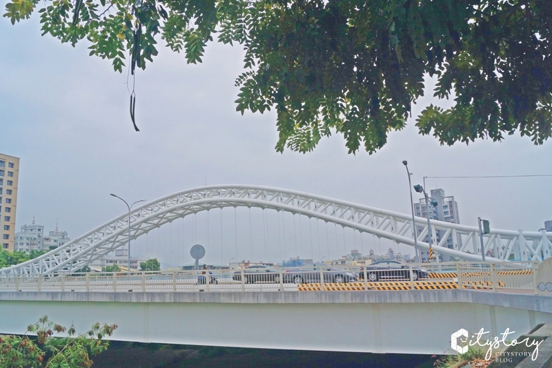 台中北屯景點》海天橋～台中IG打卡熱點，藍白自行車景觀橋怎麼拍都好看