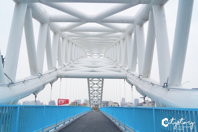 台中北屯景點》海天橋～台中IG打卡熱點，藍白自行車景觀橋怎麼拍都好看