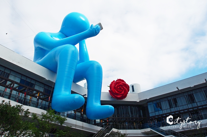 台中藍色巨人》台中軟體園區～DALI ART藝術廣場-藍色巨人玫瑰花現身台中啦